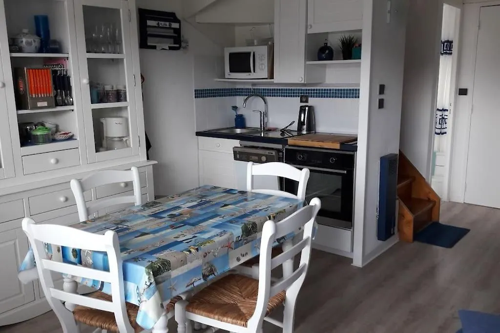 Bright And Quiet Apartment 5 Mns From The Beach kontakter